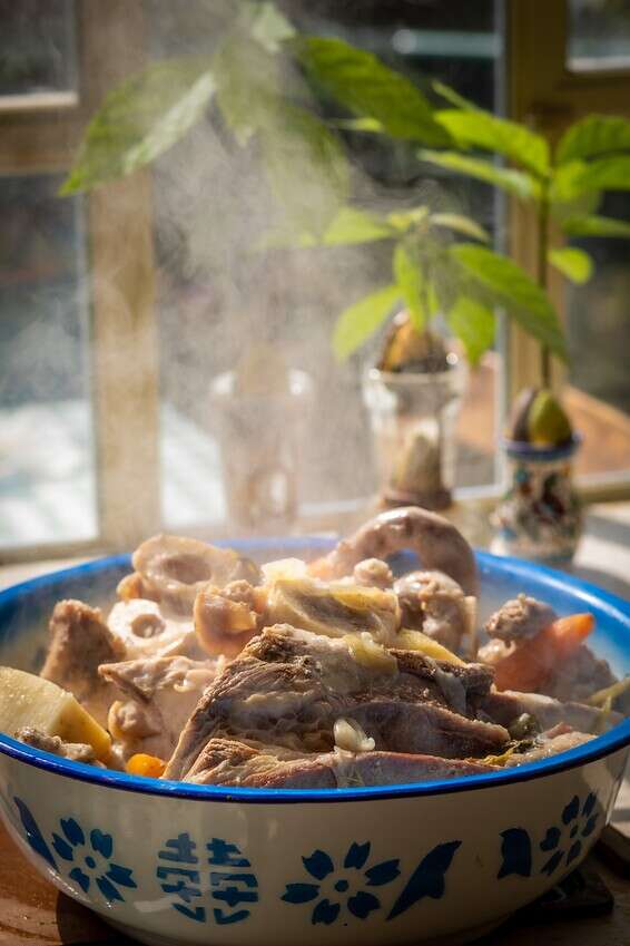 טעם מרוכז. המרכיבים שסוננו ממרק העוף // צילום: אריק סולטן